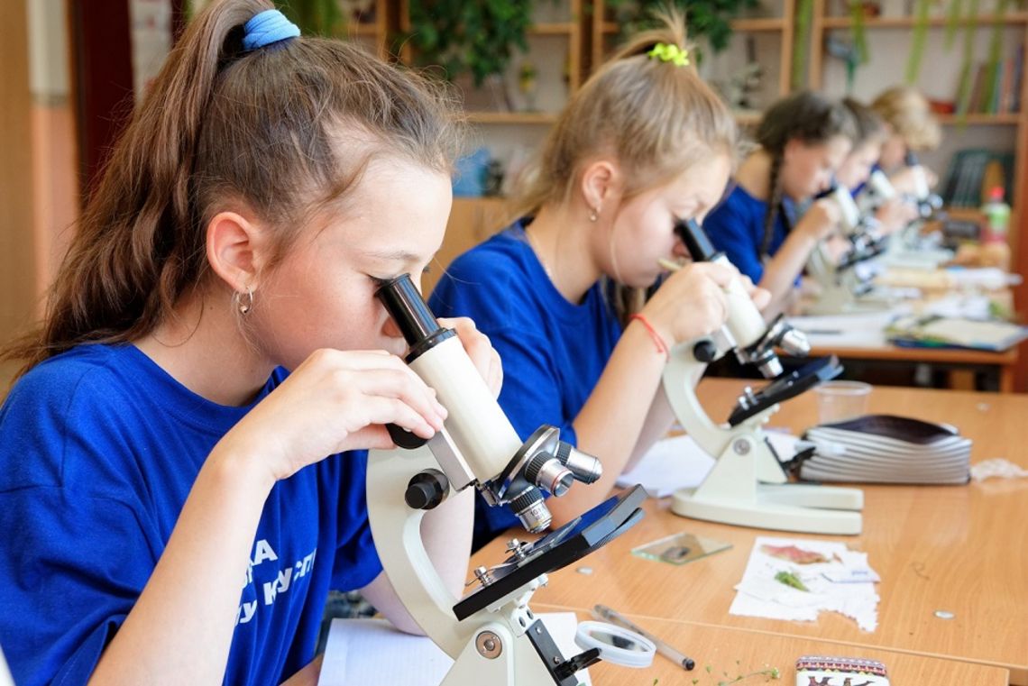 Юные исследователи науке и технике. Микроскоп для детей. Микроскоп для школьника. Кружок по биологии. Ребенок у микроскопа в школе.